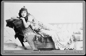 Sarah_Bernhardt_as_Cleopatra_1891